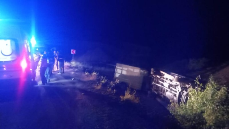 Tunceli'de işçileri taşıyan minibüs şarampole devrildi: 20 yaralı