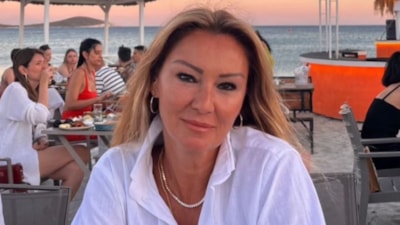 Kitesurf yapıyor! Oyuncu Pınar Altuğ beyaz mayosuyla poz verdi