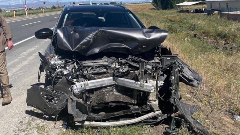 Ağrı’da iki otomobil kavşakta çarpıştı: 13 yaralı