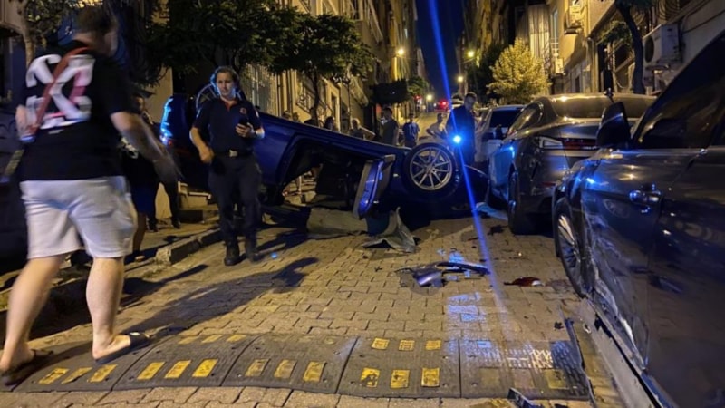 İstanbul Beşiktaş'ta iki araca çarpan otomobil takla attı