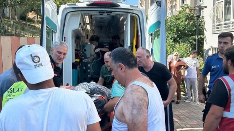 Başakşehir'de inşaat işçileri çöken iskelenin altında kaldı