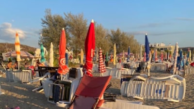 Bazı sahillerde şemsiye ve şezlong istilası yaşanıyor