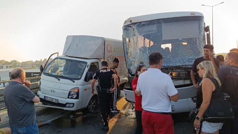 Antalya'da 4 aracın karıştığı kazada 1 kişi hayatını kaybetti