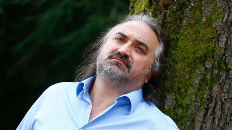 Şarkıcı Volkan Konak çakarlı araçlara tepki gösterdi