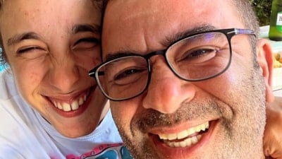 Oyuncu Bülent Şakrak, eski eşi Ceyda Düvenci’nin kızı Melisa ile poz verdi