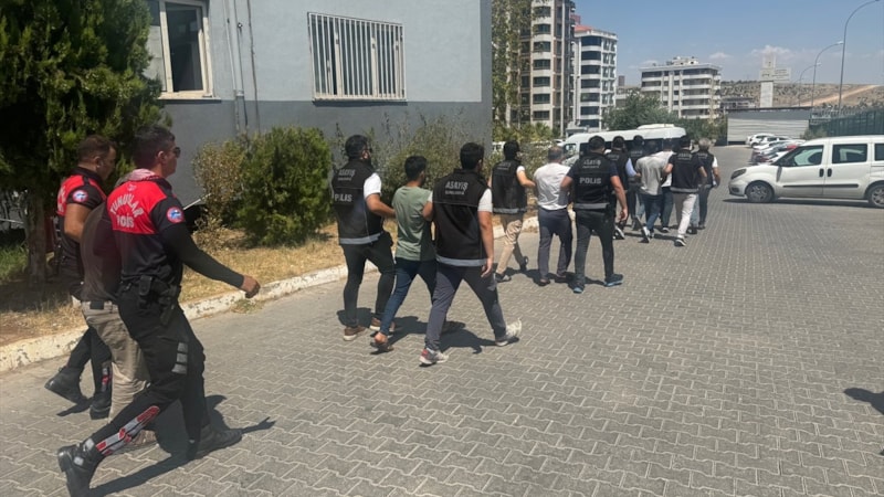 Şanlıurfa'da polis kıyafetiyle 2 kilo 300 gram altını gasbeden 5 şüpheli tutuklandı