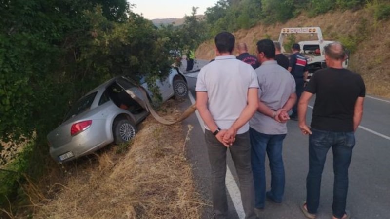 Balıkesir'de cenazeye giden otomobil kaza yaptı: 1 ölü 2 yaralı