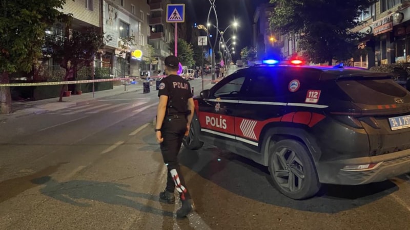 İstanbul Sultangazi'de kuaföre silah ve patlayıcı maddeyle saldırdılar