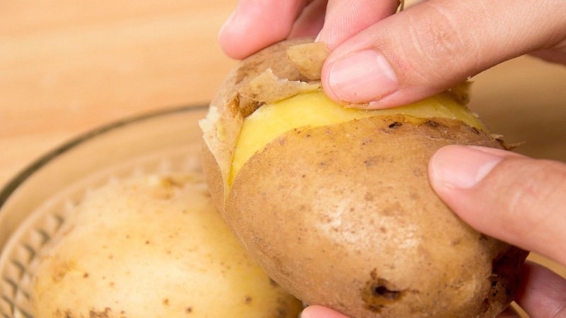 Patates haşlarken 1 kaşık ondan ekleyin, kabukları nasıl rahat soyuluyor izleyin...