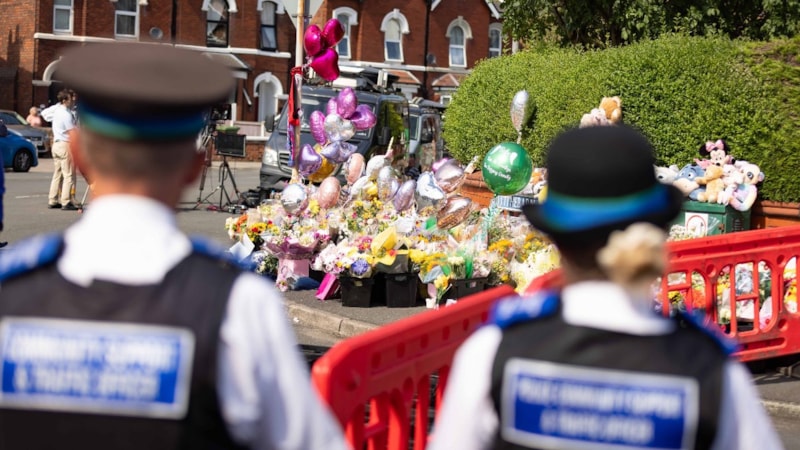 İngiltere’de bıçaklı saldırı protestolarında 53 polis yaralandı