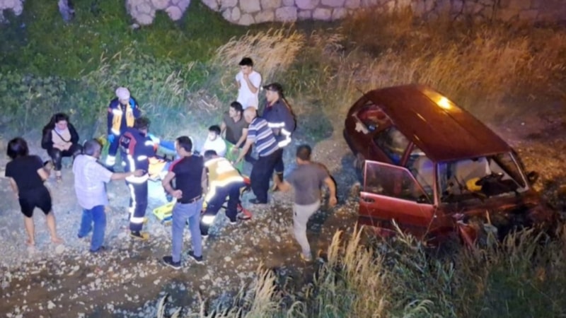 Çorum'da kontrolden çıkan otomobil dereye uçtu: 3 yaralı