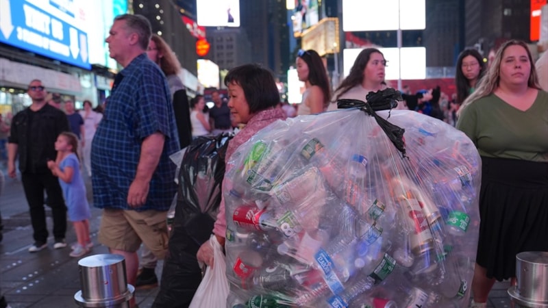 New York'ta işsizlik ve yüksek enflasyon nedeniyle insanlar şişe ve teneke kutu toplamaya başladı