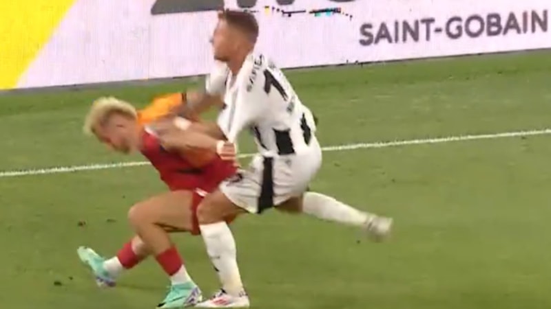 Süper Kupa'da Galatasaraylıların Immobile'ye kırmızı kart beklediği pozisyon