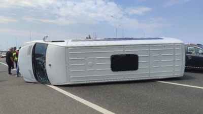 İstanbul'da servis aracı bariyerlere çarpıp devrildi