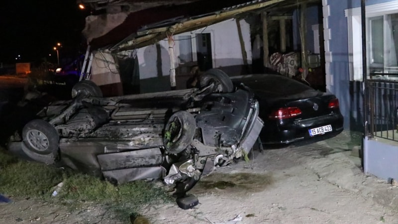 Burdur'da evin bahçesine devrilen araçtan çatıya uçan bir kişi öldü