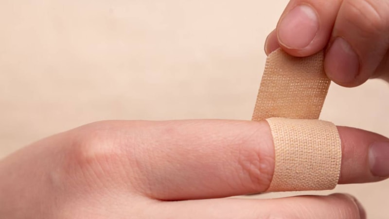 Yıllardır yanlış kullanmışız! Meğer yara bandını böyle kullanmak gerekiyormuş...