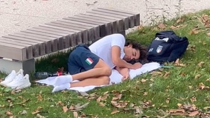 Altın madalyalı yüzücü gece parkta uyudu! Sebebini duyan inanamadı...