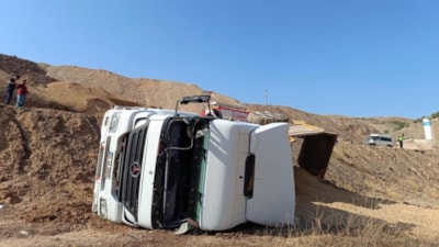 Sivas'ta devrilen mıcır yüklü kamyonun sürücüsü öldü