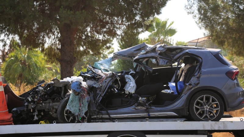 Antalya'da otoyolda geri geri giden kamyona çarpan sürücü öldü