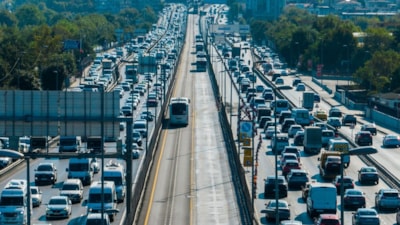 İstanbul E-5'te trafik kaosu: Sürücüleri canından bezdirdi