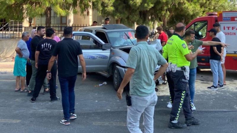 Mersin'de kazaya karışan pikap cami duvarını yıktı: 3 yaralı