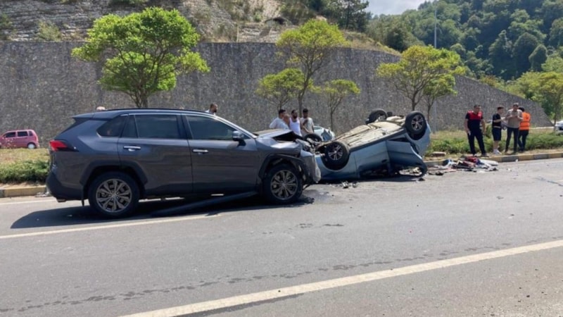 Zonguldak'ta iki otomobil kavşakta çarpıştı: 1 ölü 6 yaralı