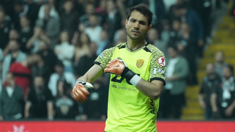 Milli kaleci Ertaç Özbir'in babası vefat etti