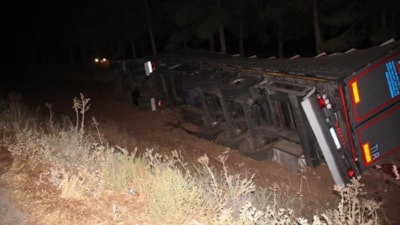 Şanlıurfa'da devrilen tırın sürücüsü yaralandı
