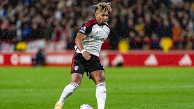 Top toplayıcı çocuk Traore’nin kaslarına dokundu: Sosyal medyada gündem oldu