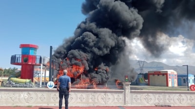 Erzurum'da çocuk parkında maket uçak cayır cayır yandı