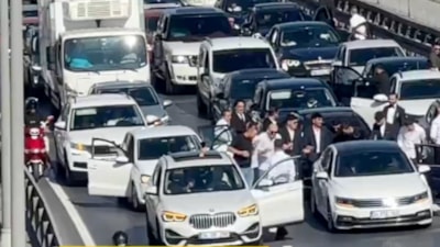 İstanbul'da trafik magandaları E-5'i trafiğe kapatıp halay çekti
