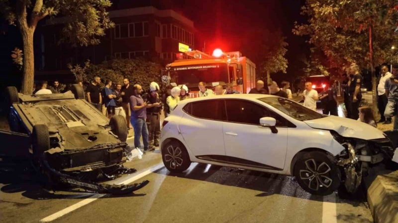 İstanbul'da iki araç çarpıştı, biri takla attı: 1’i ağır 3 yaralı