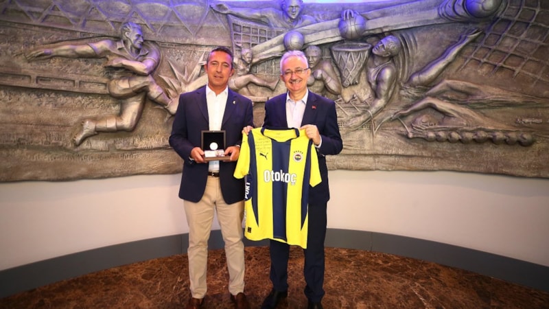 Lefter Küçükandonyadis’in hatıra parası Ali Koç’a hediye edildi