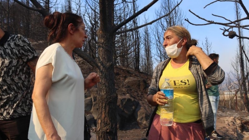 İzmir'de evi küle dönen kadın gözyaşlarına hakim olamadı