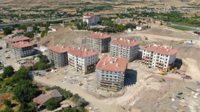 Elazığ’da yapımı devam eden TOKİ konutları hızla yükseliyor
