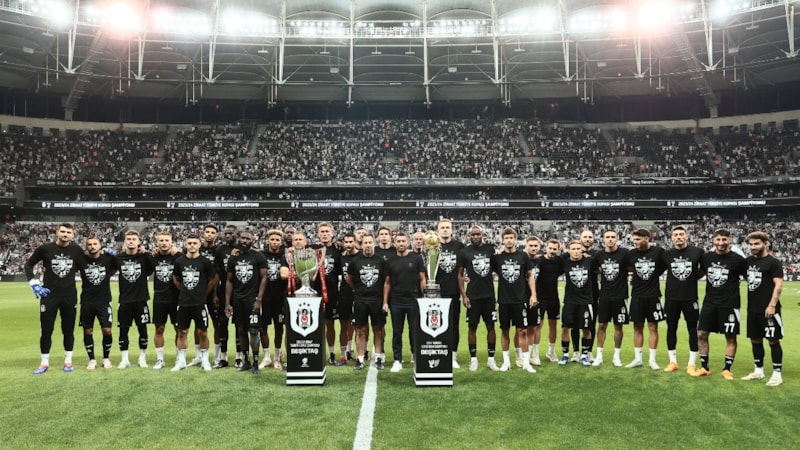 Beşiktaş'ta Türkiye Kupası ve Süper Kupa taraftarlarla buluştu