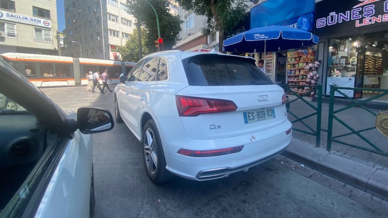 Eskişehir'de yola park edilen araçlar trafiği tek şeride düşürdü