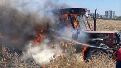 Osmaniye'de tarlada çalışan traktör alev alev yandı