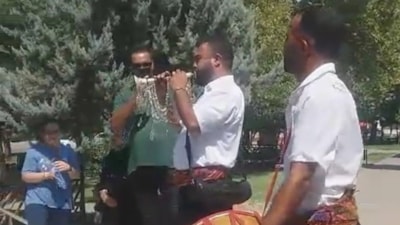 Gaziantep'te direksiyon sınavını geçen eşini davul zurnayla karşıladı