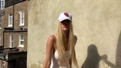 Oyuncu Serel Yereli sevgilisiyle Türk bayrağının altında bikinili poz verdi