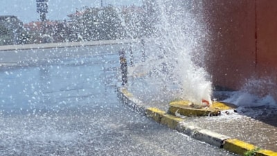 Küçükçekmece’de ana su borusu patladı: Tonlarca su boşa aktı