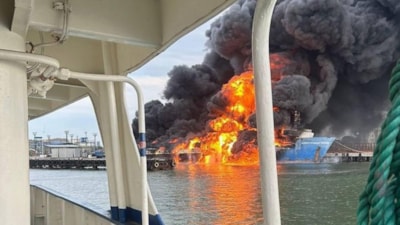 Ukrayna, Kırım'a yakıt ve silah taşıyan feribotu vurdu