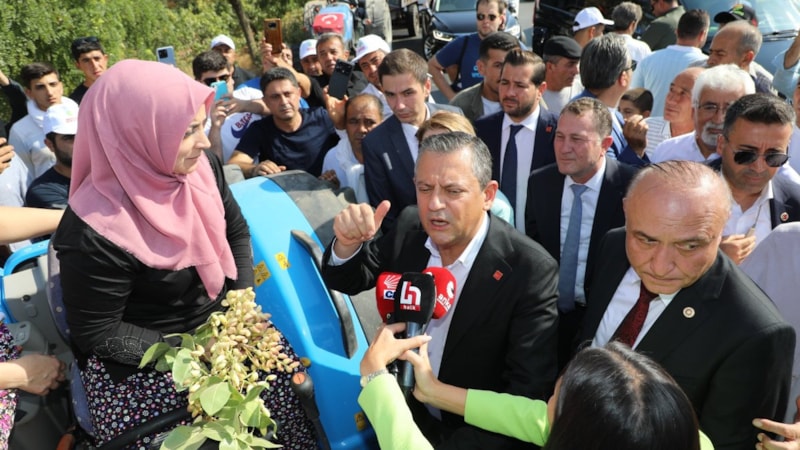 CHP'nin fıstık mitinginde, belediye başkanının eşi protestocu oldu