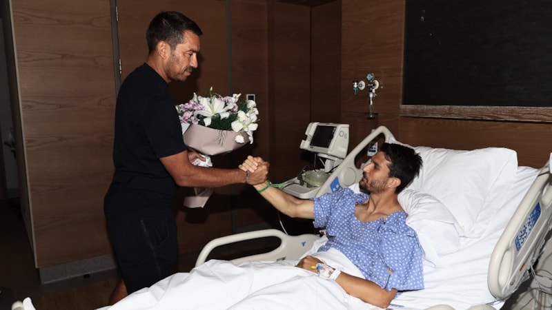 Giovanni van Bronckhorst ve futbolculardan, Necip Uysal'a ziyaret