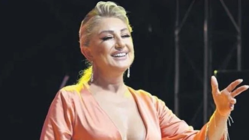 Şarkıcı Muazzez Ersoy dekolteli sahne tarzıyla şaşırttı! Kıyafeti sosyal medyada konuşuldu