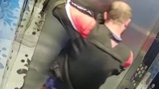 İstanbul'da kurye tuvaletini yaptığı asansörde mahsur kaldı