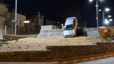 Çanakkale'de otomobil otopark duvarında asılı kaldı: Sürücü alkollü çıktı