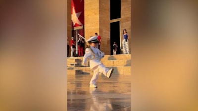 Anıtkabir’deki minik askerin tebessüm ettiren saygı nöbeti