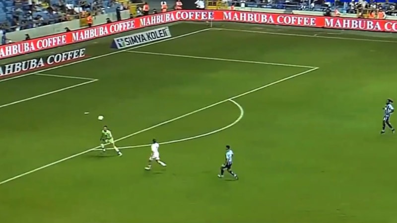 Adana Demirspor'un genç kalecisi Deniz Eren Dönmezer'den büyük hata