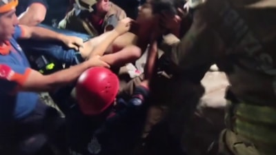 İstanbul'da düşen telefonunu almak isterken kayalıklara sıkıştı